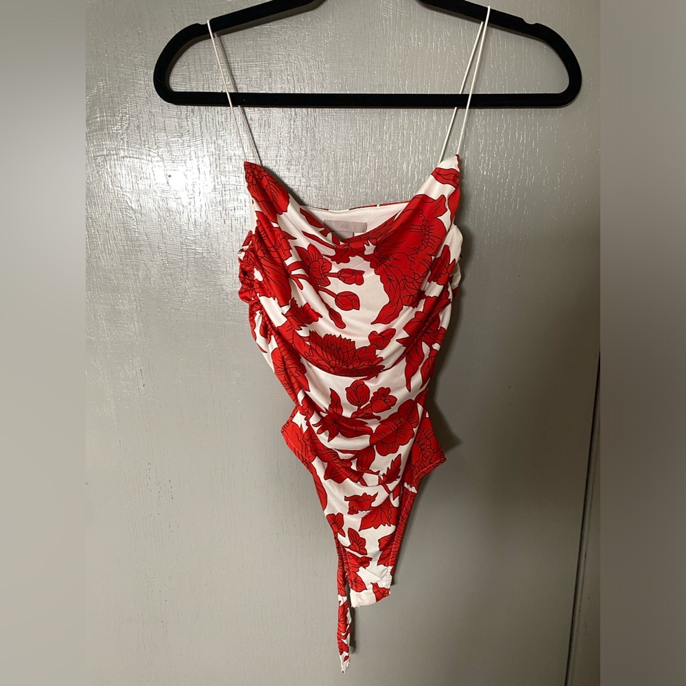 H&M Red and White Floral ruched bodysuit 3 for 20🎁